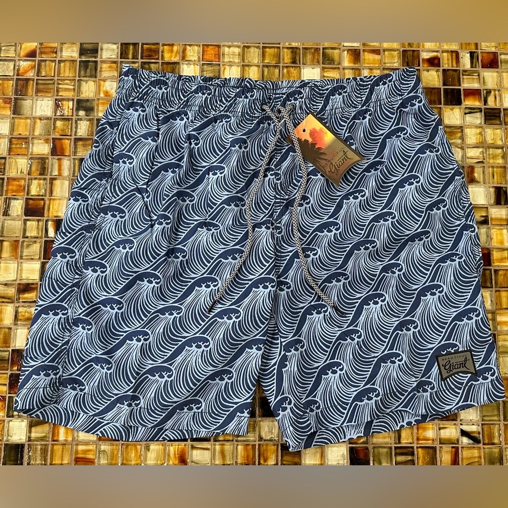 NWT Men’s Beautiful Giant Navy & Lt Blue Wave Pattern Swim Trunks~Pockets~Medium